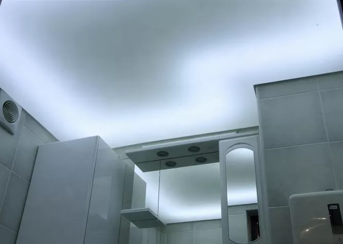 Натяжные потолки в ванную комнату